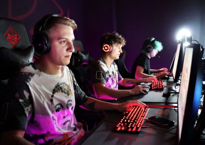 Команда барнаульского Центра Киберспорта «CKS» вышла в плей-офф медийной лиги BET по Dota 2