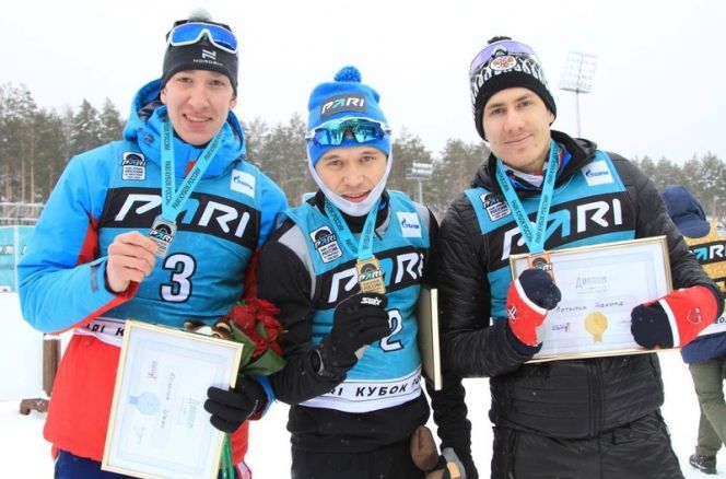 Слева направо призёры мужского масс-старта Иван Колотов (серебро), Даниил Серохвостов (золото) и Эдуард Латыпов (бронза). Фото: Сергей Аверьянов/СБР