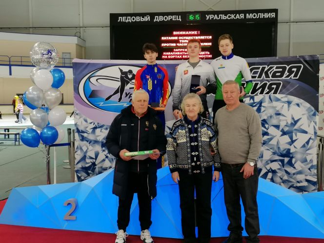 На второй ступени пьедестала (слева) Роман Сухинин. В церемонии награждения приняла участие шестикратная олимпийская чемпионка Лидия Павловна Скобликова. 