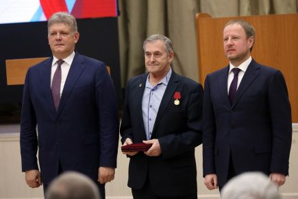 Игорь Каменский (в центре) с государственной наградой. Фото: Андрей Каспришин/"Алтайская правда"