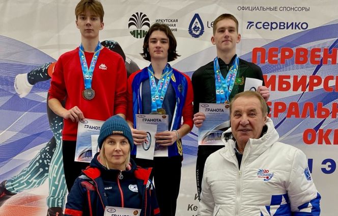 На первой ступени пьедестала Константин Афанасьев. У подножия подиума слева его тренер Елена Комаровская