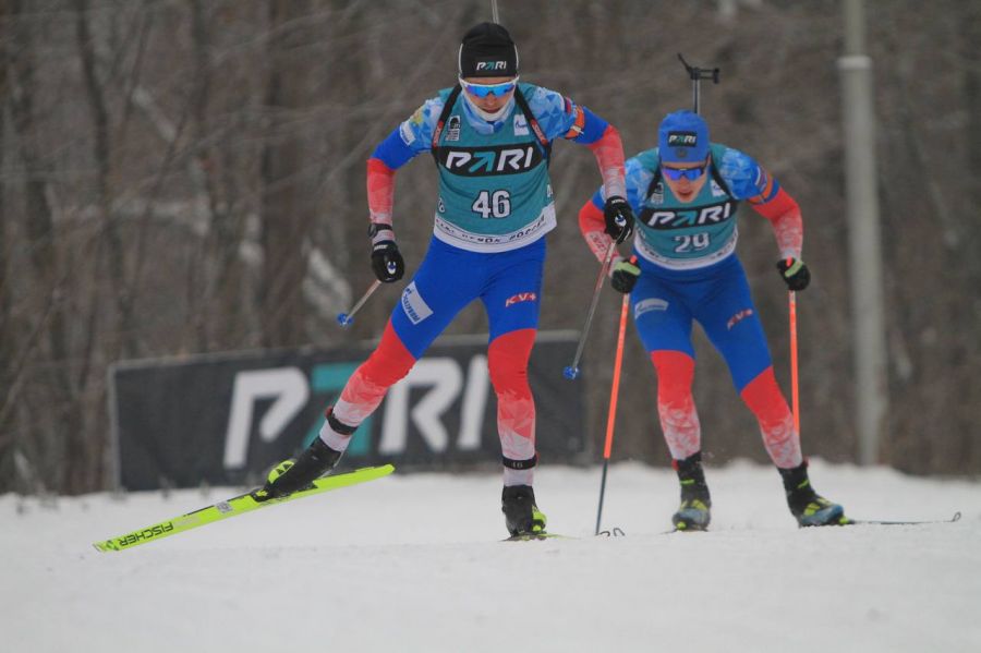 Даниил Серохвостов (#46) и Александр Корнев на трассе спринта в Уфе. Фото:Сергей Аверьянов/СБР 