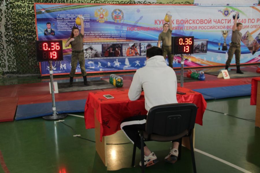 В Барнауле прошёл III Кубок в/ч 77640 в рывке гири памяти Героя России Олега Пешкова