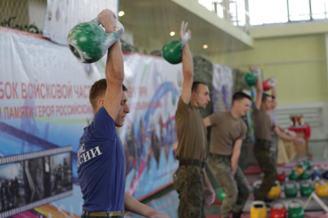 В Барнауле прошёл III Кубок в/ч 77640 в рывке гири памяти Героя России Олега Пешкова