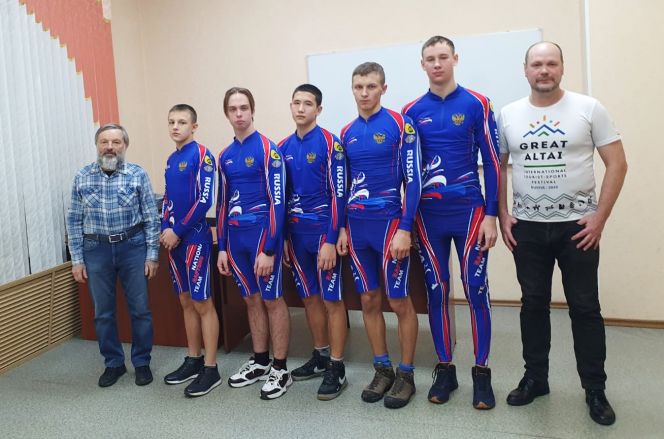 Руководитель российского рафтинга вручил алтайским спортсменам форму сборной страны