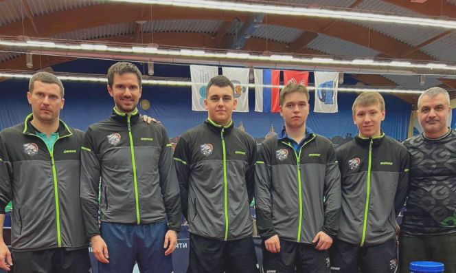 Команда КНТ "Алтай" в Санкт-Петербурге (слева направо):  Артём Панченко, Тарас Мерзликин, Максим Боков,  Алексей Перфильев, Сергей Рыжов и тренер команды Степан Багиян