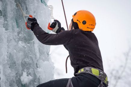 В парке «Изумрудный» состоялся открытый чемпионат Барнаула по ледолазанию. 