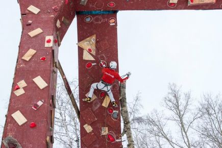 В парке «Изумрудный» состоялся открытый чемпионат Барнаула по ледолазанию. 