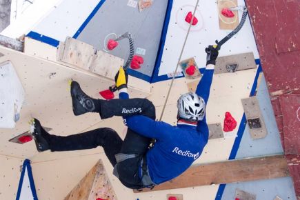 В парке «Изумрудный» состоялся открытый чемпионат Барнаула по ледолазанию. 