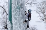 В парке «Изумрудный» состоялся открытый чемпионат Барнаула по ледолазанию. 