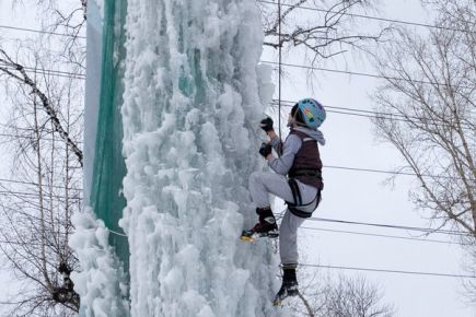 В парке «Изумрудный» состоялся открытый чемпионат Барнаула по ледолазанию. 