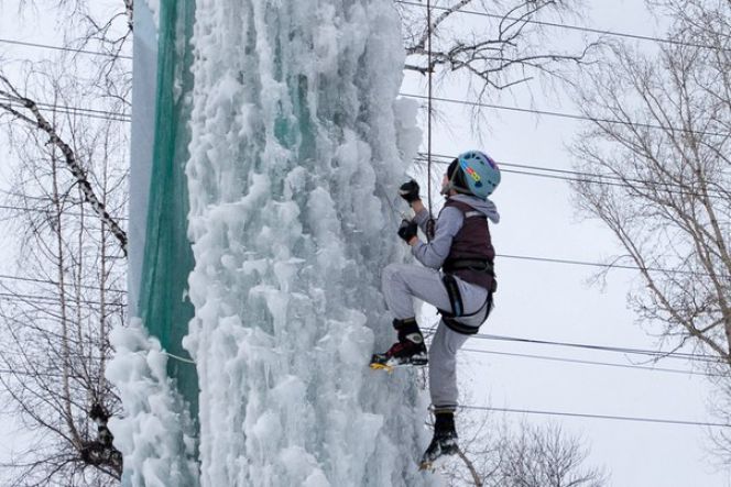В парке «Изумрудный» состоялся открытый чемпионат Барнаула по ледолазанию. 