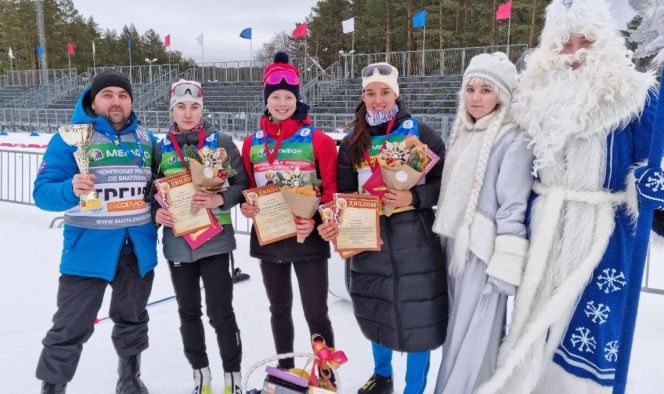 Дед Мороз и Снегурочка наградили победительниц эстафеты. Слева направо: тренер АУОР Станислав Базеев, Екатерина Копырина, Екатерина Люлина и Валерия Дмитриева