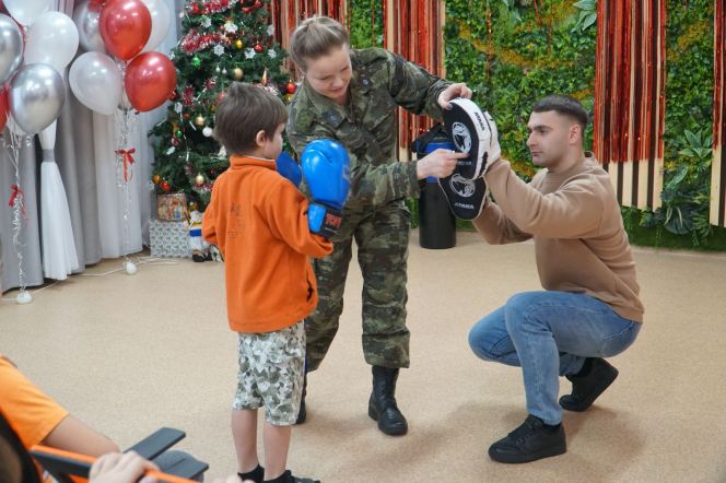 Сотрудник ОСН «Легион» УФСИН России по Алтайскому краю Елена Устинова провела спортивное занятие для детей, попавших в трудную жизненную ситуацию