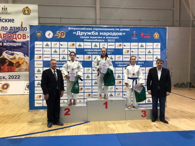 Яна Полевод на первой ступени пьедестала почета