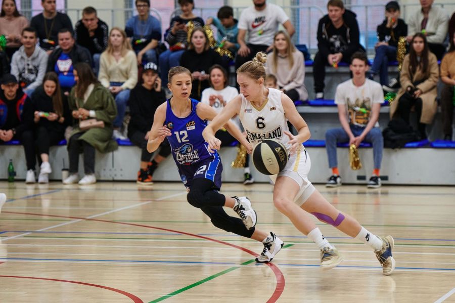 В атаке Анастасия Чекарева