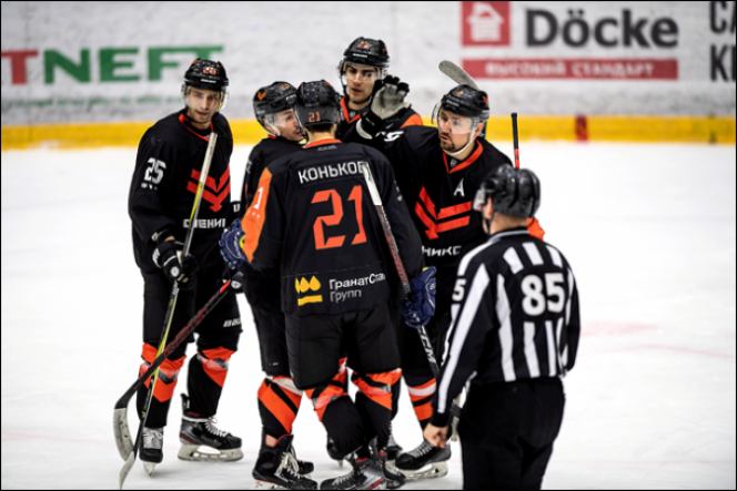 «Феникс» борется за жизнь. Матчи первенства ВХЛ между «Кристаллом» и казанским клубом отложены. "Динамо-Алтай" сыграет в Самаре