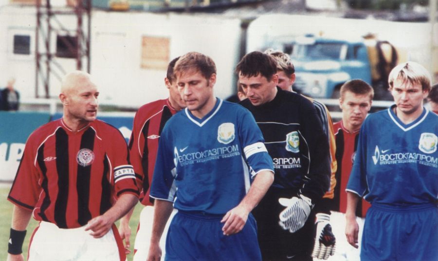 Перед матчем с пермским «Амкаром» 19.07.2003 года. Два капитана: Рустем Хузин («Амкар») и Сергей Передня («Томь»). За ним – Александр Суровцев и крайний справа - Владимир Студзинский («Томь»)