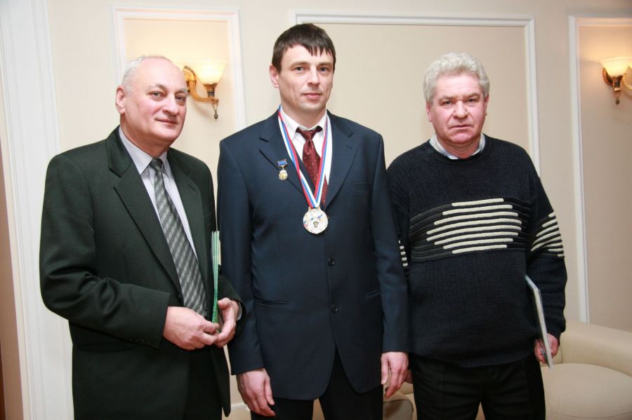 Александр Суровцев с историками алтайского футбола – Анатолием Сапожниковым (слева) и Валерием Лямкиным  после чествования «Динамо-2007»