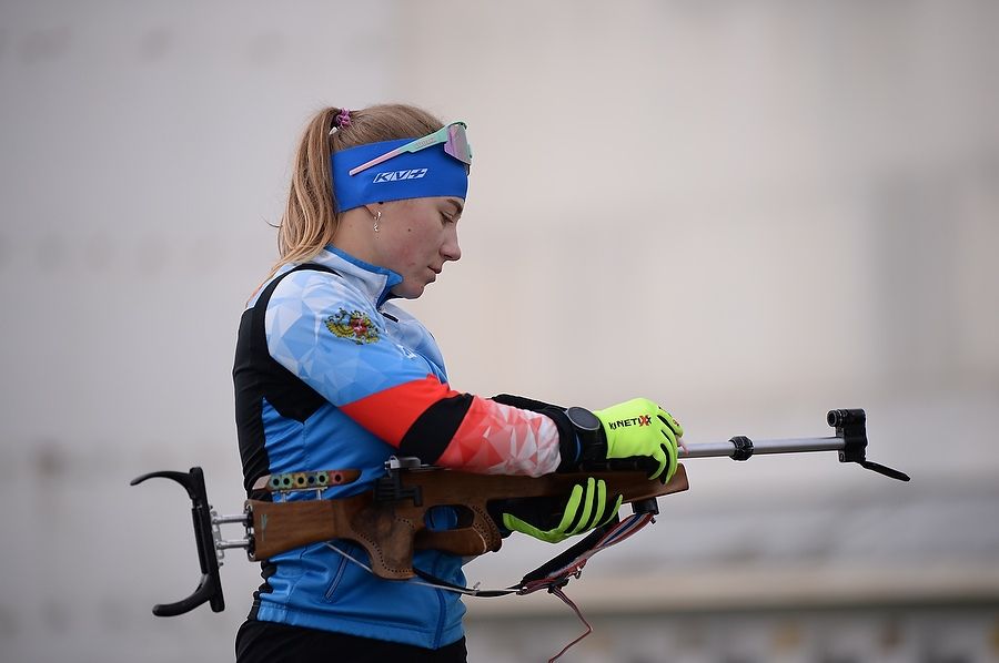 Анастасия Гришина из Алтайского района - обладательница двух золотых медалей юниорского первенства России по биатлону