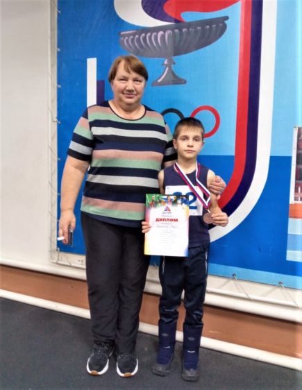 Призёр соревнований в беге на 600 метров Фёдор Бурлуцкий с тренером Натальей Георгиевной Белозеровой. Фото: Федерация лёгкой атлетики Алтайского края