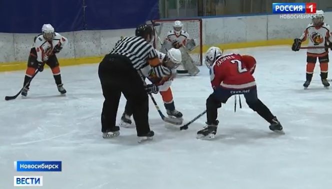 Женская подростковая хоккейная команда «Сибирские лисы» выстояла в матче с юношами в Новосибирске