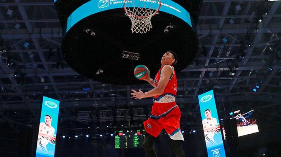 Александр Петенёв в 2020 году выиграл конкурс бросков сверху на Матче звезд Единой лиги ВТБ  