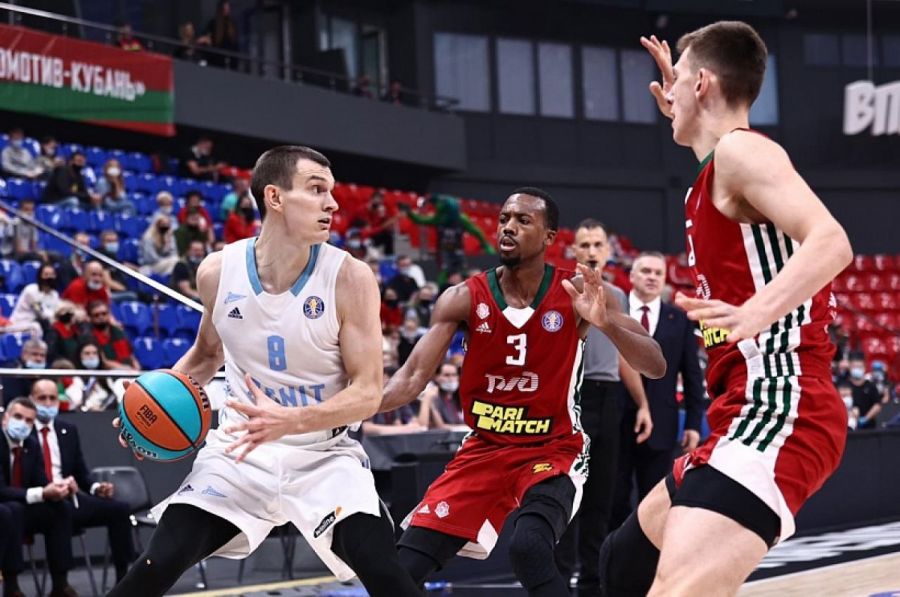 С мячом Игорь Вольхин. Фото: БК "Зенит"