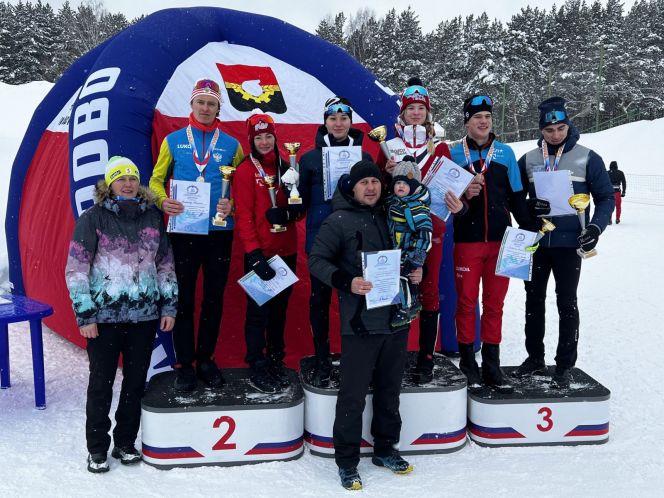 Призеры спринтерских гонок. Слева Евгений Кабаков и Яна Кирпиченко