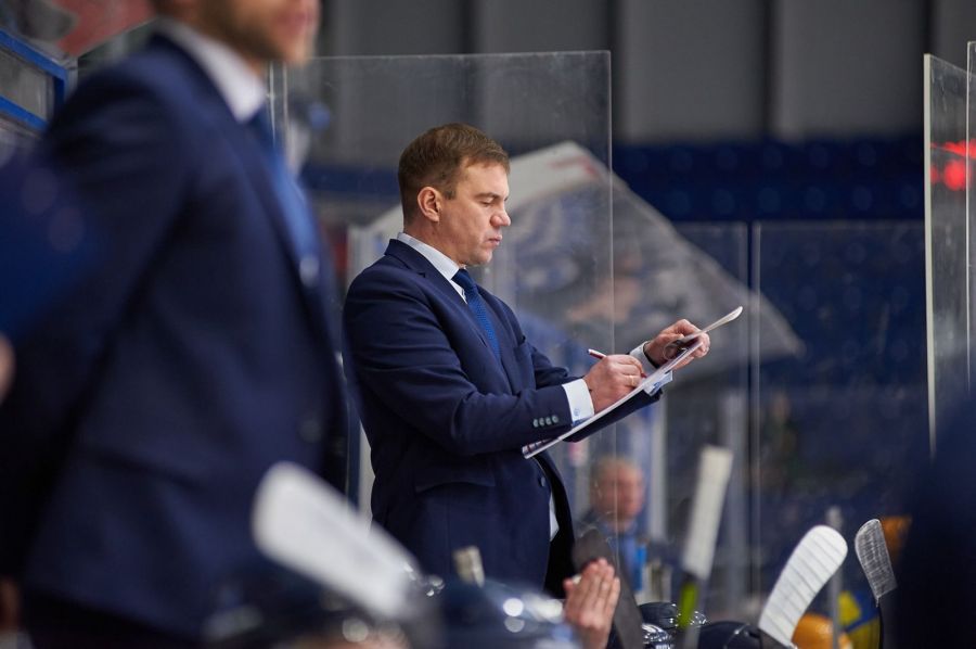 Царский подарок. В юбилей тренера Александра Усачёва хоккеисты «Динамо-Алтай» разгромили саратовский «Кристалл» - 7:0