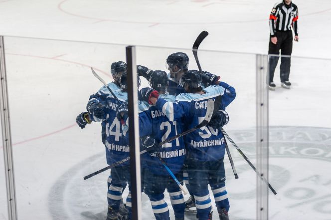Царский подарок. В юбилей тренера Александра Усачёва хоккеисты «Динамо-Алтай» разгромили саратовский «Кристалл» - 7:0