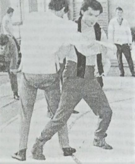 Обучение приёмам самбо ведёт Иван Сутормин