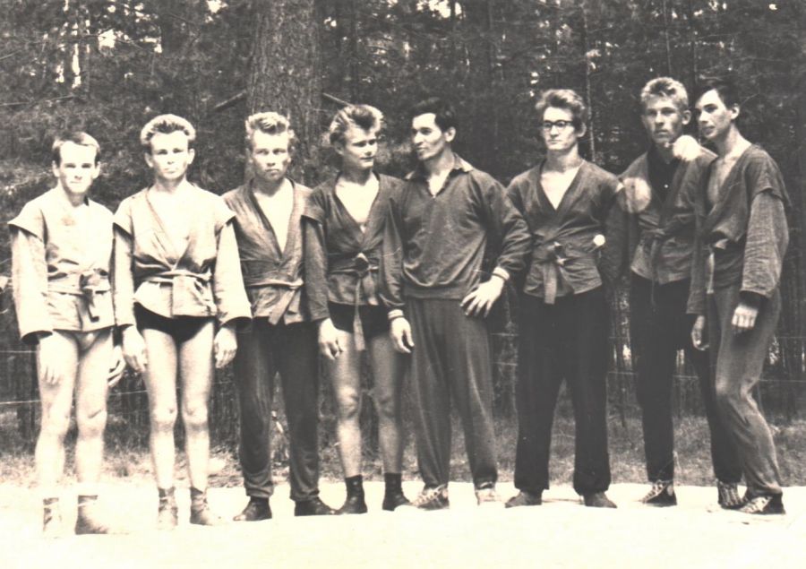 Первые самбисты Алтайского края. 1960-е годы. Основатель самбо на Алтае Михаил Тимошечкин четвёртый справа. Рядом (третий справа) Игорь Аргудяев
