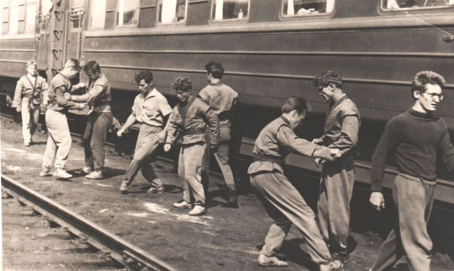 На стоянке поезда по дороге на соревнования самбисты не скучали. Использовали это время для разминки и коротких тренировок