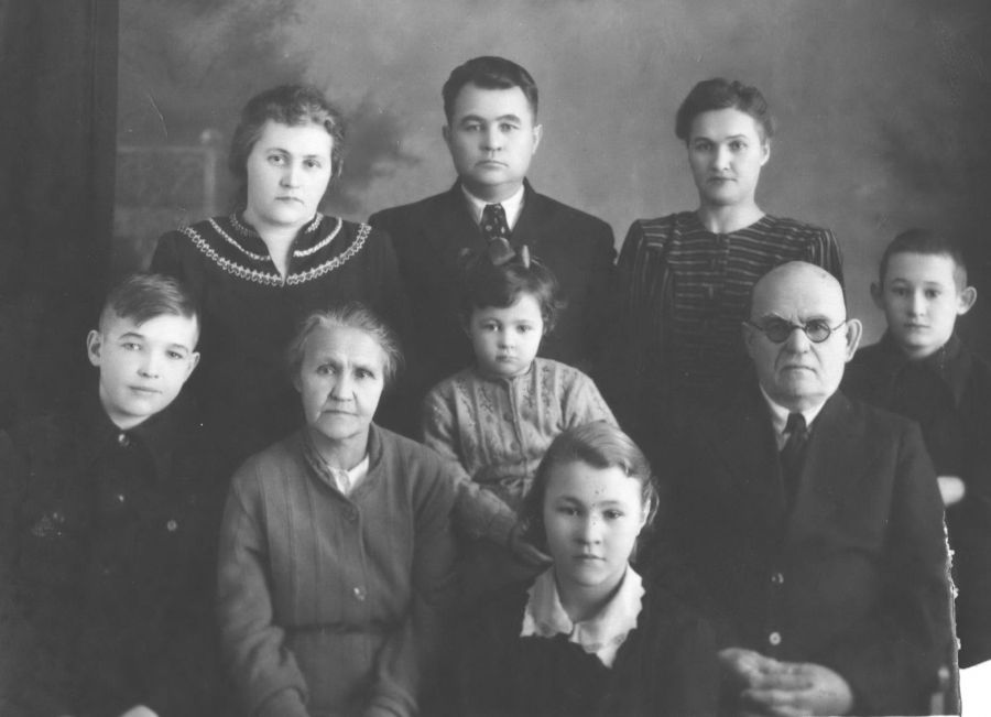 Большая семья Аргудяевых. Первый справа Игорь Аргудяев. В этом же ряду дедушка - Георгий Алексеевич и бабушка  - Мария Киприяновна, первый слева - брат Юрий; во втором ряду первая справа - мама, рядом с ней -  отец 