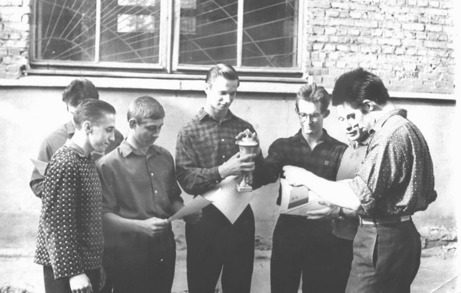 1965 год. Команда АМЗ, за которую выступали преимущественно самбисты политеха, чемпион Барнаула. Слева направо: Владимир Краснощёков, Владимир Новиков, Виктор Репин, Игорь Аргудяев, Виктор Березин, Анатолий Иванов (воспитанник "Стройгаза") 