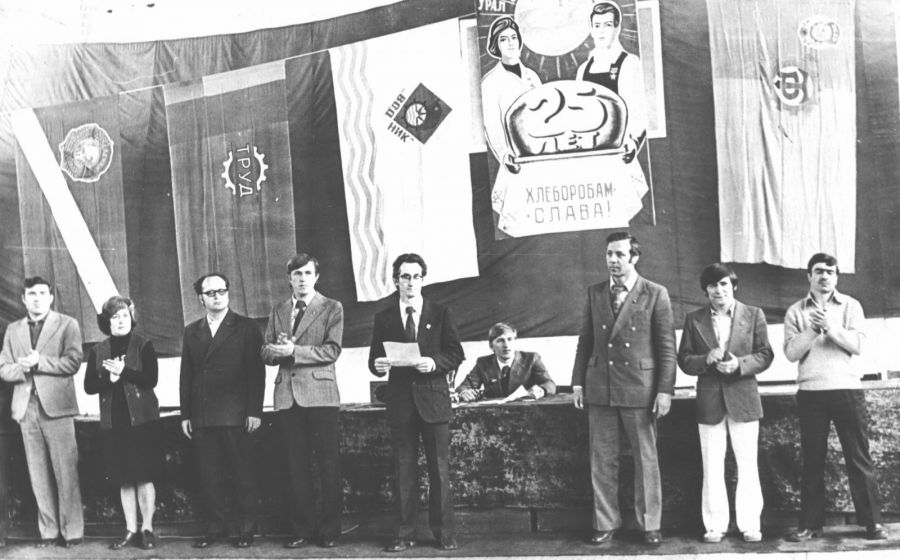 За столом сидит Виталий Белоус, выпускник АПИ, основатель секции самбо в райцентре Благовещенка 