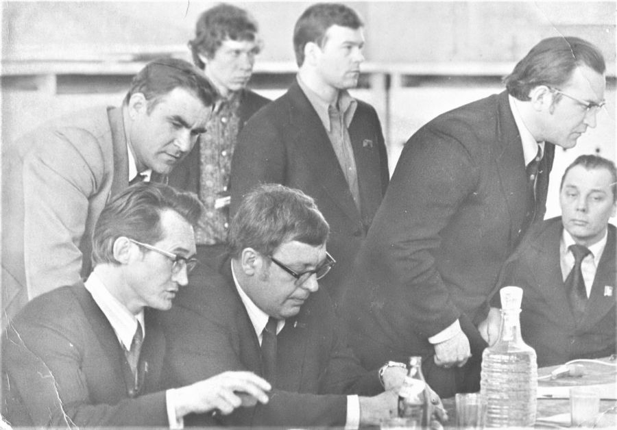 При подведении итогов у судейского столика столпотворение. Игорь Аргудяев на ближнем плане, Валерий Метелица - второй справа. На дальнем плане - Виктор Горлов, ведущий спортивный журналист края, в будущем сотрудник "Комсомольской правды", основатель Детской футбольной лиги России