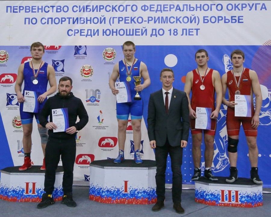 Призовой пьедестал весовой категории до 92 кг. Новоалтайцы Иван Колядин (слева) - серебряный призёр, Александр Плотников (справа) - бронзовый