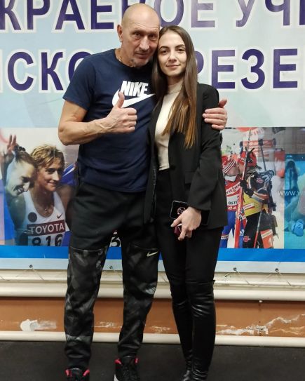 Анастасия Бармина (Кожухова) с заслуженным тренером России Сергеем Клевцовым. Фото: Федерация лёгкой атлетики Алтайского края