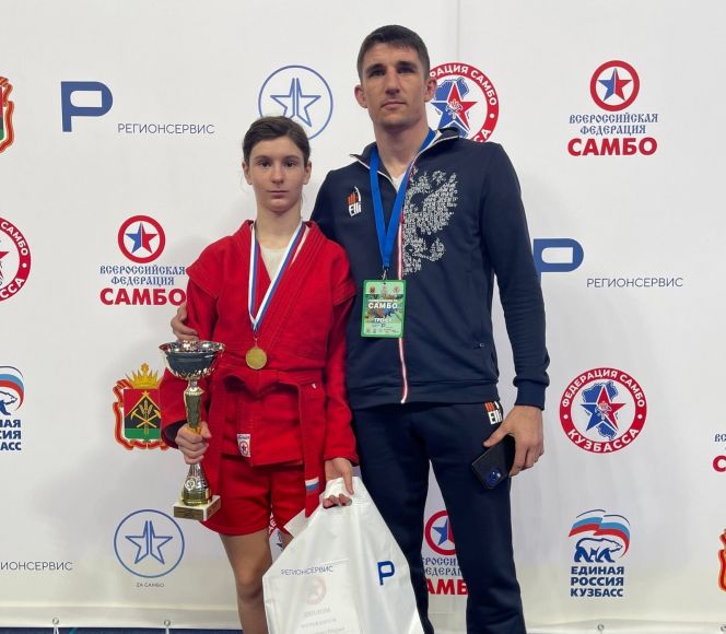 Алтайские самбисты завоевали девять медалей на первенстве Сибири среди юношей и девушек 14-16 лет