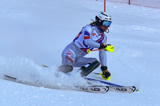 Семён Ефимов мчится ко второй победе в слаломе на склонах курорта Манжерок. Фото: РФГС