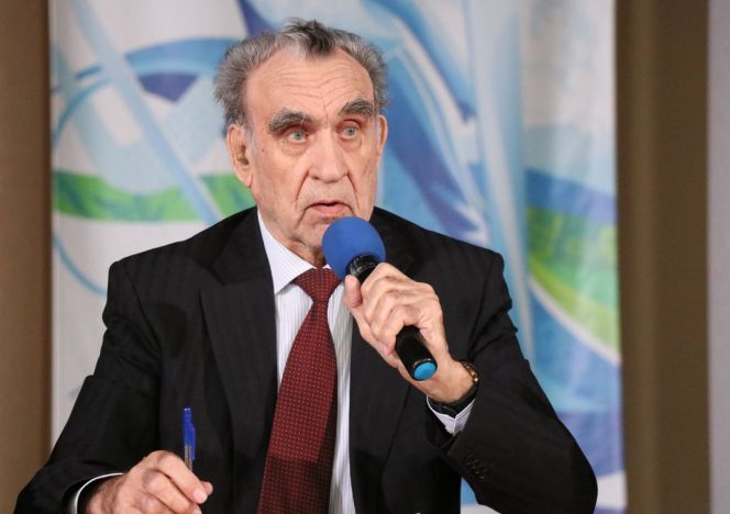 На фото: председатель мандатной комиссии Владимир Ефимович Канунников