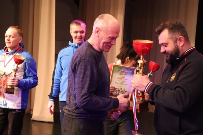 Петр Ремпель (Благовещенский район) получает кубок победителя зимней олимпиады в Ключах. Фото: Александр Чёрный / Алтайский спорт