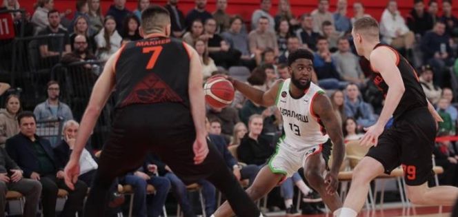 Фрагмент матча Суперлиги между «Уралмашем» и «Темп-СУМЗ-УГМК». Фото: РФБ