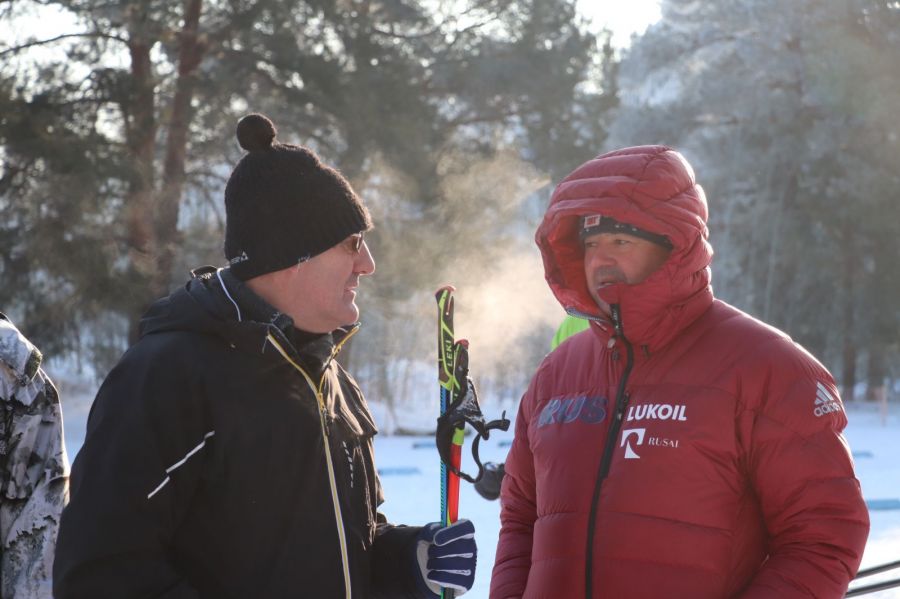 Александр Вебер (слева) и директор СШ Алтайского района Константин Тырышкин. Фото: Александр Чёрный/Алтайский спорт