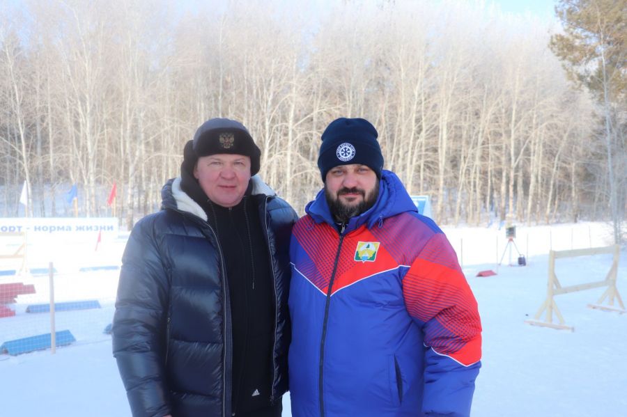 Вячеслав Бурмистров (слева) приложил немало сил для того, чтобы в Ключах появилась отличная лыжная трасса. Рядом с ним глава Ключёвского района Денис Леснов. Фото: Александр Чёрный/Алтайский спорт