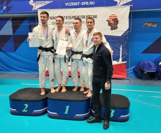 Бронзовый призёр чемпионата России Владимир Полетаев крайний справа 