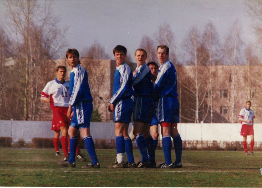 Удар со штрафного по воротам иркутян. Неужели гол?