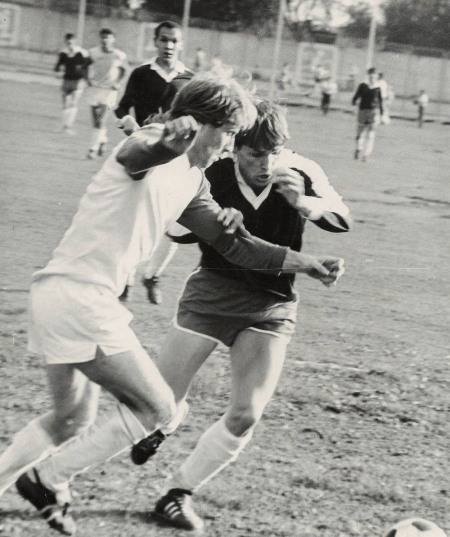 Станислав в борьбе с защитником благовещенского «Амура» Александром Помалюком